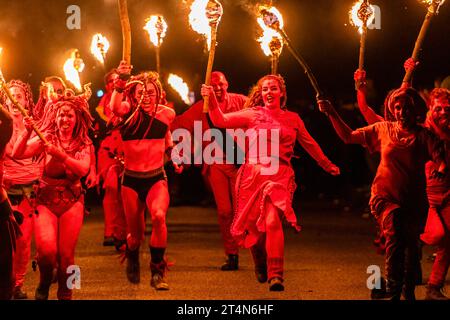 Edinburgh, Schottland. 31.10.2023, Beltane Fire Society Performers nehmen an diesem Jahr „Samhuinn Fire Festival 2023“ im Holyrood Park in Edinburgh Teil. Samhuinn feiert den Wechsel der Jahreszeiten und den Aufstieg des Winters. Erleben Sie den epischen Kampf zwischen den Sommer- und Winterkönigen, während sich der Cailleach auf den Übergang in den Winter vorbereitet. Quelle: Euan Cherry Stockfoto