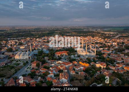 Blick von außen auf UC Serefeli Moschee und Alte Moschee im Zentrum von Edirne, Ostthrakien, Türkei Stockfoto