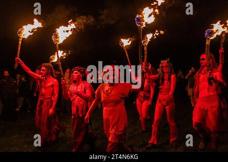 Edinburgh, Schottland. 31.10.2023, Beltane Fire Society Performers nehmen an diesem Jahr „Samhuinn Fire Festival 2023“ im Holyrood Park in Edinburgh Teil. Samhuinn feiert den Wechsel der Jahreszeiten und den Aufstieg des Winters. Erleben Sie den epischen Kampf zwischen den Sommer- und Winterkönigen, während sich der Cailleach auf den Übergang in den Winter vorbereitet. Quelle: Euan Cherry Stockfoto