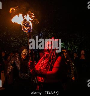 Edinburgh, Schottland. 31.10.2023, Beltane Fire Society Performers nehmen an diesem Jahr „Samhuinn Fire Festival 2023“ im Holyrood Park in Edinburgh Teil. Samhuinn feiert den Wechsel der Jahreszeiten und den Aufstieg des Winters. Erleben Sie den epischen Kampf zwischen den Sommer- und Winterkönigen, während sich der Cailleach auf den Übergang in den Winter vorbereitet. Quelle: Euan Cherry Stockfoto