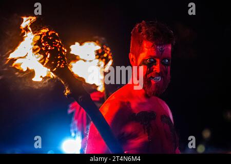 Edinburgh, Schottland. 31.10.2023, Beltane Fire Society Performers nehmen an diesem Jahr „Samhuinn Fire Festival 2023“ im Holyrood Park in Edinburgh Teil. Samhuinn feiert den Wechsel der Jahreszeiten und den Aufstieg des Winters. Erleben Sie den epischen Kampf zwischen den Sommer- und Winterkönigen, während sich der Cailleach auf den Übergang in den Winter vorbereitet. Quelle: Euan Cherry Stockfoto