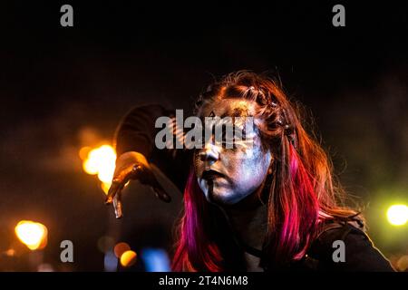 Edinburgh, Schottland. 31.10.2023, Beltane Fire Society Performers nehmen an diesem Jahr „Samhuinn Fire Festival 2023“ im Holyrood Park in Edinburgh Teil. Samhuinn feiert den Wechsel der Jahreszeiten und den Aufstieg des Winters. Erleben Sie den epischen Kampf zwischen den Sommer- und Winterkönigen, während sich der Cailleach auf den Übergang in den Winter vorbereitet. Quelle: Euan Cherry Stockfoto