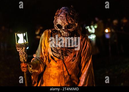 Edinburgh, Schottland. 31.10.2023, Beltane Fire Society Performers nehmen an diesem Jahr „Samhuinn Fire Festival 2023“ im Holyrood Park in Edinburgh Teil. Samhuinn feiert den Wechsel der Jahreszeiten und den Aufstieg des Winters. Erleben Sie den epischen Kampf zwischen den Sommer- und Winterkönigen, während sich der Cailleach auf den Übergang in den Winter vorbereitet. Quelle: Euan Cherry Stockfoto