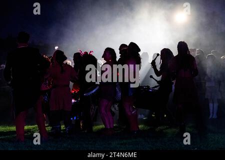 Edinburgh, Schottland. 31.10.2023, Beltane Fire Society Performers nehmen an diesem Jahr „Samhuinn Fire Festival 2023“ im Holyrood Park in Edinburgh Teil. Samhuinn feiert den Wechsel der Jahreszeiten und den Aufstieg des Winters. Erleben Sie den epischen Kampf zwischen den Sommer- und Winterkönigen, während sich der Cailleach auf den Übergang in den Winter vorbereitet. Quelle: Euan Cherry Stockfoto