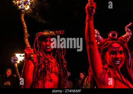 Edinburgh, Schottland. 31.10.2023, Beltane Fire Society Performers nehmen an diesem Jahr „Samhuinn Fire Festival 2023“ im Holyrood Park in Edinburgh Teil. Samhuinn feiert den Wechsel der Jahreszeiten und den Aufstieg des Winters. Erleben Sie den epischen Kampf zwischen den Sommer- und Winterkönigen, während sich der Cailleach auf den Übergang in den Winter vorbereitet. Quelle: Euan Cherry Stockfoto