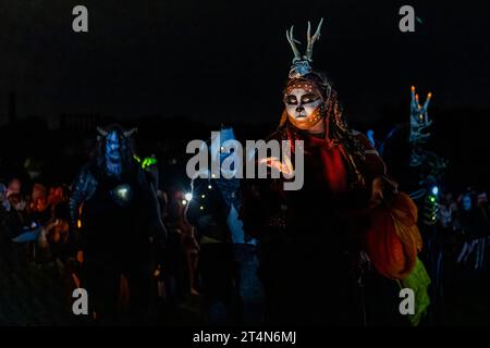 Edinburgh, Schottland. 31.10.2023, Beltane Fire Society Performers nehmen an diesem Jahr „Samhuinn Fire Festival 2023“ im Holyrood Park in Edinburgh Teil. Samhuinn feiert den Wechsel der Jahreszeiten und den Aufstieg des Winters. Erleben Sie den epischen Kampf zwischen den Sommer- und Winterkönigen, während sich der Cailleach auf den Übergang in den Winter vorbereitet. Quelle: Euan Cherry Stockfoto