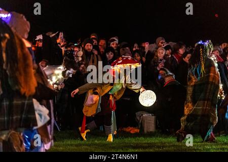 Edinburgh, Schottland. 31.10.2023, Beltane Fire Society Performers nehmen an diesem Jahr „Samhuinn Fire Festival 2023“ im Holyrood Park in Edinburgh Teil. Samhuinn feiert den Wechsel der Jahreszeiten und den Aufstieg des Winters. Erleben Sie den epischen Kampf zwischen den Sommer- und Winterkönigen, während sich der Cailleach auf den Übergang in den Winter vorbereitet. Quelle: Euan Cherry Stockfoto