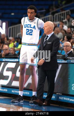 UCLA Bruins Coach Mick Cronin spricht in der ersten Halbzeit mit Devin Williams (22) gegen die Cal State Dominguez Hills Toros während eines NCAA College Basketballspiels am Dienstag, 31. Oktober 2023 in Los Angeles. Stockfoto