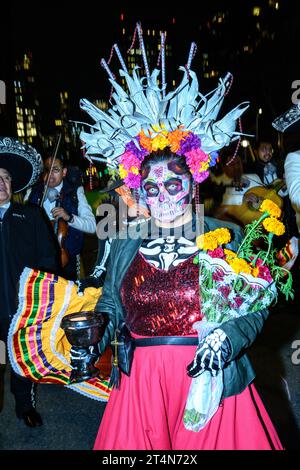 New York, USA. 31. Oktober 2023. Mexikanische Teilnehmer tragen traditionelle „Dia de los Muertos“ (Tag der Toten) Kostüme, während sie während der 50. Jährlichen Village Halloween Parade in Manhattan durch die 6th Avenue marschieren. Quelle: Enrique Shore/Alamy Live News Stockfoto