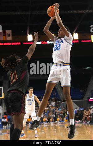 UCLA Bruins Forward Devin Williams (22) schießt den Ball gegen Cal State Dominguez Hills Toros Guard DJ Guest (11) in der zweiten Halbzeit während eines Basketballspiels der NCAA College am Dienstag, 31. Oktober 2023 in Los Angeles. Stockfoto