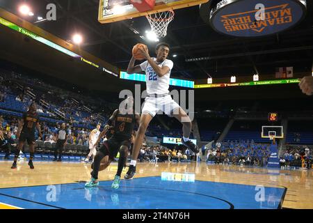 Der UCLA Bruins Forward Devin Williams (22) springt in der zweiten Halbzeit gegen den Cal State Dominguez Hills Toros Stürmer Jacob Washington (4) während eines Basketballspiels der NCAA College am Dienstag, 31. Oktober 2023 in Los Angeles zurück. Stockfoto