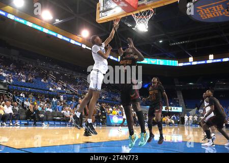 UCLA Bruins Forward Devin Williams (22) schießt den Ball gegen Cal State Dominguez Hills Toros Forward Jacob Washington (4) und Guard DJ Guest (11) in der zweiten Halbzeit während eines Basketballspiels der NCAA College am Dienstag, 31. Oktober 2023 in Los Angeles. Stockfoto