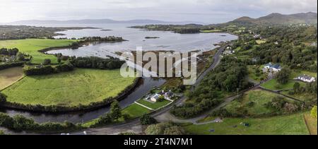 Typisches Haus und Straße neben Bantry Bay, Beara Peninsula, Adrigole, Beara Peninsula, County Cork, Irland, Vereinigtes Königreich Stockfoto