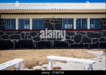 29.10.2023, xovx, Politik, Reise. Robben Island - Gefängnisinsel vor Kapstadt Zellenblock des Hochsicherheitstrakts auf der Gefängnisinsel Robben Island vor der Küste von Kapstadt, in diesem Teil der Gefängnisinsel verbrachte der spätere Präsident Südafrikas Nelson Mandela 18 Jahre seiner insgesamt 27-jährigen Gefangenschaft, zumeist bei Einzelhaft und unmenschlichen Bedingungen. Die Insel Robben ist eine Insel zwölf Kilometer vor der südafrikanischen Stadt Kapstadt. In dem einstigen Gefängnis auf der Insel wurden dort politische Gefangene während der Apartheit inhaftiert. Darunter u.a. Walter Si Stockfoto