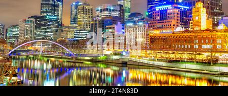 Das Bild bietet einen Panoramablick auf die Skyline von Melbourne South Bank bei Nacht Stockfoto