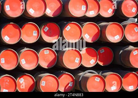 Ein Stapel roter Fässer in einer industriellen Umgebung Stockfoto