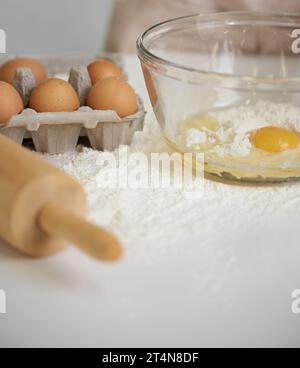 Das wird zu einem leckeren Gericht. Nahaufnahme einer Frau, die in ihrer Küche Teig macht. Stockfoto