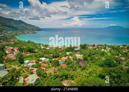 Drohnenaufnahme von Wohngebäuden und Hotels mit dem ganzen Beau vallon Beach Bereich, blauem Himmel und türkisfarbenem Indischen Ozean, Mahe Seychellen Stockfoto