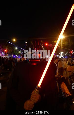 West Hollywood, Kalifornien, USA 31. Oktober 2023 Darth Vader beim West Hollywood Halloween Carnaval am 31. Oktober 2023 in West Hollywood, Kalifornien, USA. Der Karneval kehrt zurück, nachdem er für drei Jahre wegen Pandemie abgesagt wurde. Foto: Barry King/Alamy Live News Stockfoto