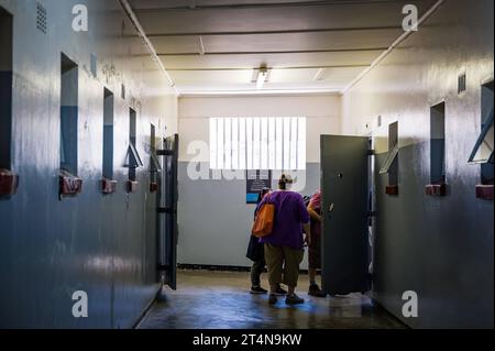 29.10.2023, xovx, Politik, Reise. Robben Island - Gefängnisinsel vor Kapstadt Flur im Hochsicherheitstrakt auf der Gefängnisinsel Robben Island vor der Küste von Kapstadt zwischen den Gefangenenzellen. In diesem Teil der Gefängnisinsel verbrachte der spätere Präsident Südafrikas Nelson Mandela 18 Jahre seiner insgesamt 27-jährigen Gefangenschaft, zumeist bei Einzelhaft und unmenschlichen Bedingungen. Die Insel Robben ist eine Insel zwölf Kilometer vor der südafrikanischen Stadt Kapstadt. In dem einstigen Gefängnis auf der Insel wurden dort politische Gefangene während der Apartheit inhaftiert. Da Stockfoto