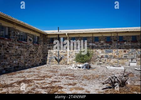 29.10.2023, xovx, Politik, Reise. Robben Island - Gefängnisinsel vor Kapstadt Zellenblock des Hochsicherheitstrakts auf der Gefängnisinsel Robben Island vor der Küste von Kapstadt, in diesem Teil der Gefängnisinsel verbrachte der spätere Präsident Südafrikas Nelson Mandela 18 Jahre seiner insgesamt 27-jährigen Gefangenschaft, zumeist bei Einzelhaft und unmenschlichen Bedingungen. Die Insel Robben ist eine Insel zwölf Kilometer vor der südafrikanischen Stadt Kapstadt. In dem einstigen Gefängnis auf der Insel wurden dort politische Gefangene während der Apartheit inhaftiert. Darunter u.a. Walter Si Stockfoto