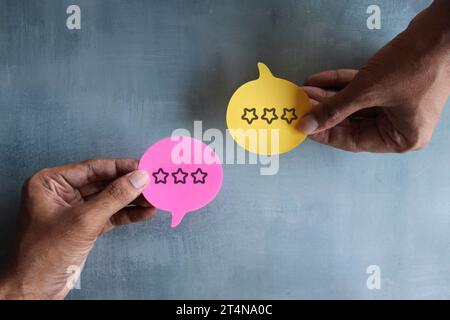 Sprechblase mit Sternsymbol. Kundenfeedback und Zufriedenheitskonzept. Stockfoto