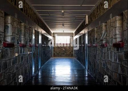 29.10.2023, xovx, Politik, Reise. Robben Island - Gefängnisinsel vor Kapstadt Flur im Hochsicherheitstrakt auf der Gefängnisinsel Robben Island vor der Küste von Kapstadt zwischen den Gefangenenzellen. In diesem Teil der Gefängnisinsel verbrachte der spätere Präsident Südafrikas Nelson Mandela 18 Jahre seiner insgesamt 27-jährigen Gefangenschaft, zumeist bei Einzelhaft und unmenschlichen Bedingungen. Die Insel Robben ist eine Insel zwölf Kilometer vor der südafrikanischen Stadt Kapstadt. In dem einstigen Gefängnis auf der Insel wurden dort politische Gefangene während der Apartheit inhaftiert. Da Stockfoto