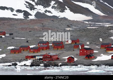 Basis esperanza, argentinische Forschungsstation, umgeben von adelie-Pinguinkolonien. Hope Bay, Trinity Peninsula, an der Nordspitze der Antarktis Stockfoto