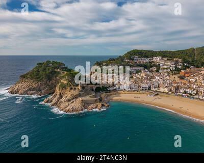 Drohnenblick auf die Küstenstadt Tossa de Mar mit Strand und Schloss. Tossa de Mar befindet sich an der Costa Brava in Katalonien, Spanien. Stockfoto
