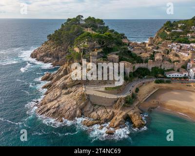 Drohnenblick auf die Küstenstadt Tossa de Mar mit Strand und Schloss. Tossa de Mar befindet sich an der Costa Brava in Katalonien, Spanien. Stockfoto
