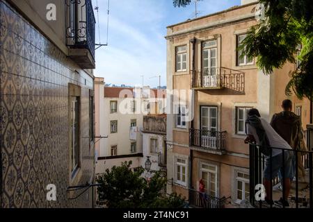 Impressionen aus den Straßen der Altstadt von Lissabon, Portugal im Oktober 2023. Stockfoto