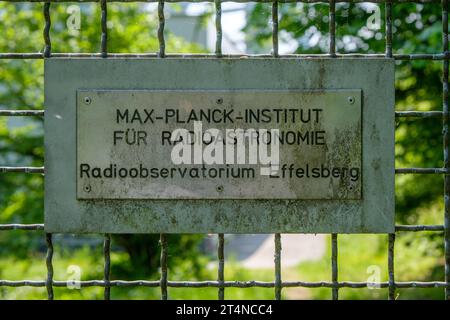 Beschilderung am Zaun des Max-Planck-Instituts für Radioastronomie in Effelsberg Stockfoto