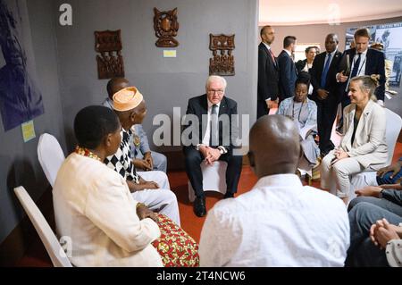 Songea, Tansania. November 2023. Bundespräsident Frank-Walter Steinmeier besucht das Maji-Maji-Museum im Memorial Park von Songea und spricht dort mit Nachkommen der Helden des Maji-Maji-Krieges. Nach tansanischen Schätzungen kostete der sogenannte Maji-Maji-Krieg von 1905 bis 1907 bis zu 300.000 Menschen das Leben. Quelle: Bernd von Jutrczenka/dpa/Alamy Live News Stockfoto