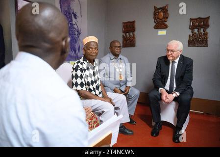 Songea, Tansania. November 2023. Bundespräsident Frank-Walter Steinmeier besucht das Maji-Maji-Museum im Memorial Park von Songea und spricht dort mit Nachkommen der Helden des Maji-Maji-Krieges. Nach tansanischen Schätzungen kostete der sogenannte Maji-Maji-Krieg von 1905 bis 1907 bis zu 300.000 Menschen das Leben. Quelle: Bernd von Jutrczenka/dpa/Alamy Live News Stockfoto
