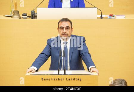 München, Deutschland. 31. Oktober 2023. CSU-Fraktionsvorsitzender Klaus Holetschek bei der Sitzung des bayerischen Landtags am 31.10.2023 in München. Es gab die erste Debatte des neuen Legislaturperiode und der Ministerpräsident wurde gewählt. -- CSU-Fraktionsvorsitzender Klaus Holetschek bei der Sitzung des Bayerischen landtags in München am 31. Oktober 2023. Es gab die erste Debatte über die neue Legislaturperiode, und der Ministerpräsident wurde gewählt. (Foto: Alexander Pohl/SIPA USA) Credit: SIPA USA/Alamy Live News Stockfoto