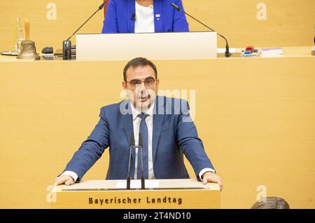 München, Deutschland. 31. Oktober 2023. CSU-Fraktionsvorsitzender Klaus Holetschek bei der Sitzung des bayerischen Landtags am 31.10.2023 in München. Es gab die erste Debatte des neuen Legislaturperiode und der Ministerpräsident wurde gewählt. -- CSU-Fraktionsvorsitzender Klaus Holetschek bei der Sitzung des Bayerischen landtags in München am 31. Oktober 2023. Es gab die erste Debatte über die neue Legislaturperiode, und der Ministerpräsident wurde gewählt. (Foto: Alexander Pohl/SIPA USA) Credit: SIPA USA/Alamy Live News Stockfoto