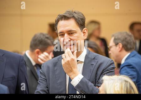 München, Deutschland. 31. Oktober 2023. Georg Eisenreich ( CSU ) bei der Sitzung des bayerischen Landtags am 31.10.2023 in München. Es gab die erste Debatte des neuen Legislaturperiode und der Ministerpräsident wurde gewählt. -- Georg Eisenreich ( CSU ) bei der Sitzung des Bayerischen landtags in München am 31. Oktober 2023. Es gab die erste Debatte über die neue Legislaturperiode, und der Ministerpräsident wurde gewählt. (Foto: Alexander Pohl/SIPA USA) Credit: SIPA USA/Alamy Live News Stockfoto