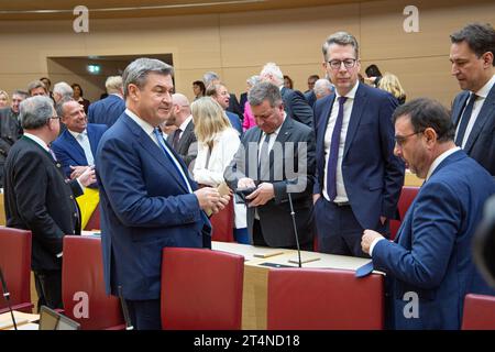 Markus Söder (CSU), Christian Bernreiter (CSU), Markus Blume (CSU), Klaus Holetschek (CSU), Georg Eisenreich (CSU) bei der Sitzung des bayerischen Landtags am 31.10.2023 in München. Es gab die erste Debatte des neuen Legislaturperiode und der Ministerpräsident wurde gewählt. -- Markus Soeder (CSU), Christian Bernreiter (CSU), Markus Blume (CSU), Klaus Holetschek (CSU), Georg Eisenreich (CSU) bei der Sitzung des Bayerischen landtags in München am 31. Oktober 2023. Es gab die erste Debatte über die neue Legislaturperiode, und der Ministerpräsident wurde gewählt. (Foto von Alexa Stockfoto