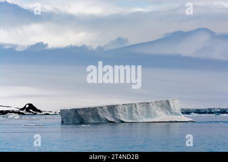 Tabellarischer Eisberg, der in den Gewässern vor der Küste der antarktischen Halbinsel schwimmt. antarktis Stockfoto
