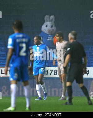 Peterborough, Großbritannien. 31. Oktober 2023. Peter Burrow, das schicke Maskottchen, sieht vom London Road End beim U-21 EFL Trophy Match Peterborough United gegen Tottenham Hotspur im Weston Homes Stadium, Peterborough, Cambridgeshire, am 31. Oktober 2023 zu. Quelle: Paul Marriott/Alamy Live News Stockfoto