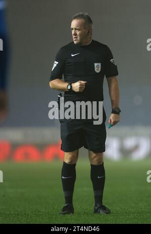 Peterborough, Großbritannien. 31. Oktober 2023. Schiedsrichter Carl Brook beim U-21 EFL Trophy Match Peterborough United gegen Tottenham Hotspur im Weston Homes Stadium, Peterborough, Cambridgeshire, am 31. Oktober 2023. Quelle: Paul Marriott/Alamy Live News Stockfoto