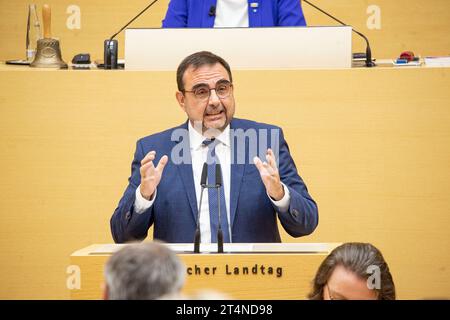 München, Deutschland. 31. Oktober 2023. CSU-Fraktionsvorsitzender Klaus Holetschek bei der Sitzung des bayerischen Landtags am 31.10.2023 in München. Es gab die erste Debatte des neuen Legislaturperiode und der Ministerpräsident wurde gewählt. -- CSU-Fraktionsvorsitzender Klaus Holetschek bei der Sitzung des Bayerischen landtags in München am 31. Oktober 2023. Es gab die erste Debatte über die neue Legislaturperiode, und der Ministerpräsident wurde gewählt. (Foto: Alexander Pohl/SIPA USA) Credit: SIPA USA/Alamy Live News Stockfoto