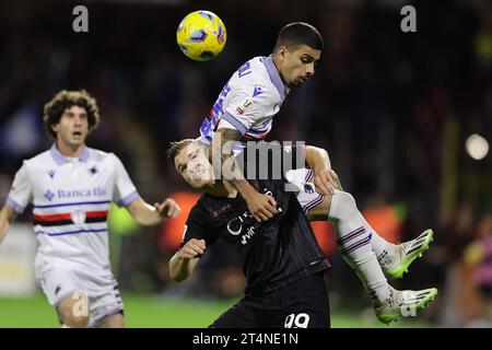 Salernitanas polnischer Mittelfeldspieler Mateusz Legowski tritt am 31. Oktober 2023 im Arechi-Stadion in Salerno gegen Unione Sportiva Salernitana gegen Unione Calcio Sampdoria gegen den italienischen Verteidiger Fabio Depaoli in den Ball. Stockfoto