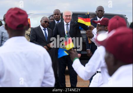 Songea, Tansania. November 2023. Bundespräsident Frank-Walter Steinmeier wird am Flughafen Songea von Labian Thomas (r), Premierminister von Ruvuma, Damas Ndumbaro (2. V. l.), Minister für Kunst, Kultur und Sport und einer Tanzgruppe begrüßt. Er beendete seine Tansania-Reise am Mittwoch mit einem Beitrag zur Auseinandersetzung mit der deutschen Kolonialgeschichte und traf Familien in Songea, deren Vorfahren in einem brutalen Krieg in der Kolonie Deutsch-Ostafrika ums Leben kamen. Quelle: Bernd von Jutrczenka/dpa/Alamy Live News Stockfoto