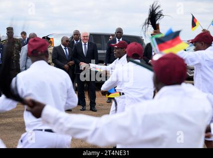 Songea, Tansania. November 2023. Bundespräsident Frank-Walter Steinmeier wird am Flughafen Songea von Labian Thomas (r), Premierminister von Ruvuma, Damas Ndumbaro (2. V. l.), Minister für Kunst, Kultur und Sport und einer Tanzgruppe begrüßt. Er beendete seine Tansania-Reise am Mittwoch mit einem Beitrag zur Auseinandersetzung mit der deutschen Kolonialgeschichte und traf Familien in Songea, deren Vorfahren in einem brutalen Krieg in der Kolonie Deutsch-Ostafrika ums Leben kamen. Quelle: Bernd von Jutrczenka/dpa/Alamy Live News Stockfoto
