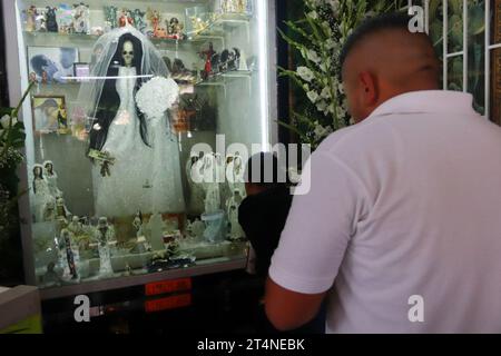 Nicht exklusiv: 31. Oktober 2023 in Mexiko-Stadt, Mexiko: Hunderte von Gläubigen der „Santa Muerte“, auch bekannt als White Girl, besuchen den Altar in Stockfoto