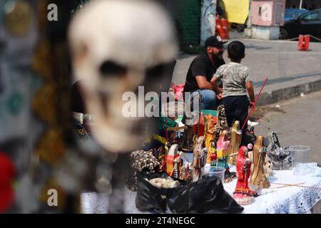 Nicht exklusiv: 31. Oktober 2023 in Mexiko-Stadt, Mexiko: Hunderte von Gläubigen der „Santa Muerte“, auch bekannt als White Girl, besuchen den Altar in Stockfoto