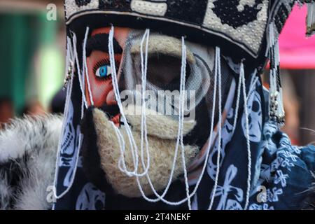 Nicht exklusiv: 31. Oktober 2023 in Mexiko-Stadt, Mexiko: Hunderte von Gläubigen der „Santa Muerte“, auch bekannt als White Girl, besuchen den Altar in Stockfoto