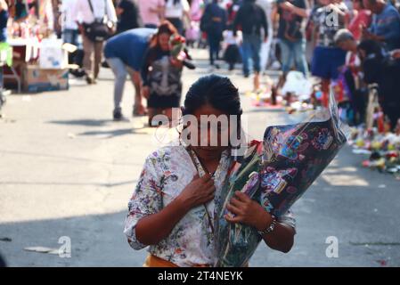 Nicht exklusiv: 31. Oktober 2023 in Mexiko-Stadt, Mexiko: Hunderte von Gläubigen der „Santa Muerte“, auch bekannt als White Girl, besuchen den Altar in Stockfoto