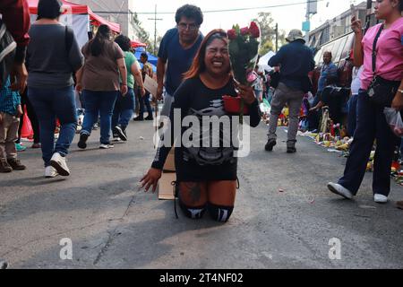 Nicht exklusiv: 31. Oktober 2023 in Mexiko-Stadt, Mexiko: Hunderte von Gläubigen der „Santa Muerte“, auch bekannt als White Girl, besuchen den Altar in Stockfoto